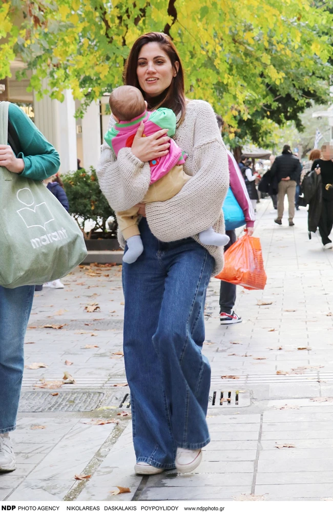 Το denim παντελόνι της Μαίρης Συνατσάκη είναι το πιο άνετο που μπορείς να επιλέξεις φέτος τον χειμώνα