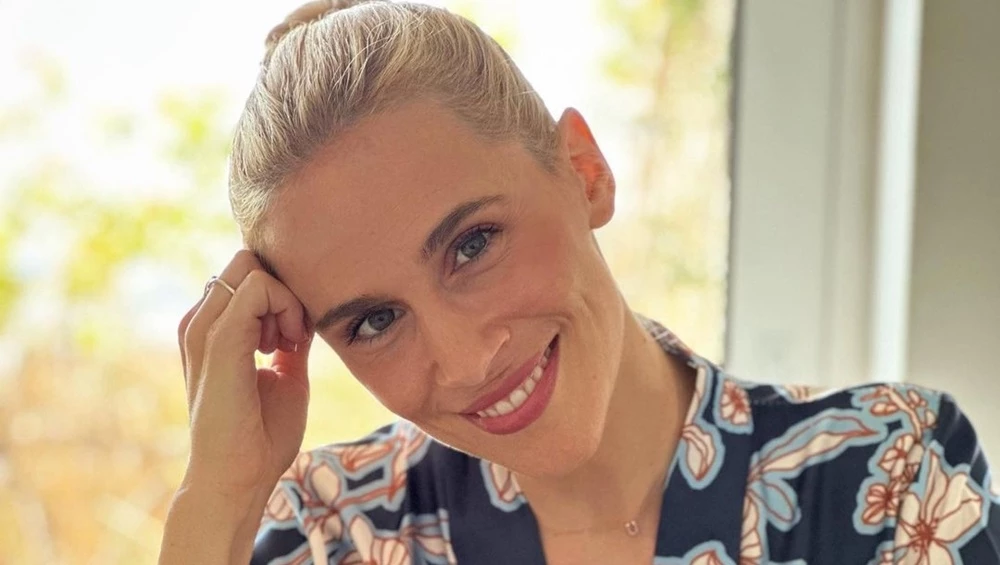 Σε festive mood η Νάντια Μπουλέ | Η απόλυτη χριστουγεννιάτικη φωτογραφία δίπλα στο δέντρο της