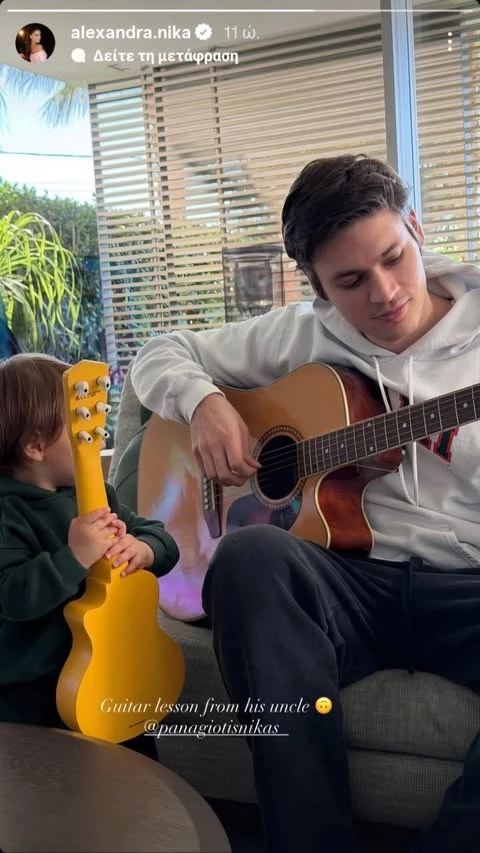 Βασίλης Αργυρός και Παναγιώτης Νίκας παίζουν κιθάρα