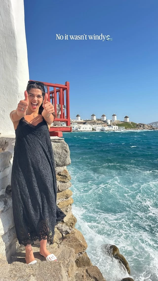 Η Μελίνα Νικολαΐδη με δαντελένιο μαύρο φόρεμα και τα σανδάλια που ταιριάζουν με τα πάντα