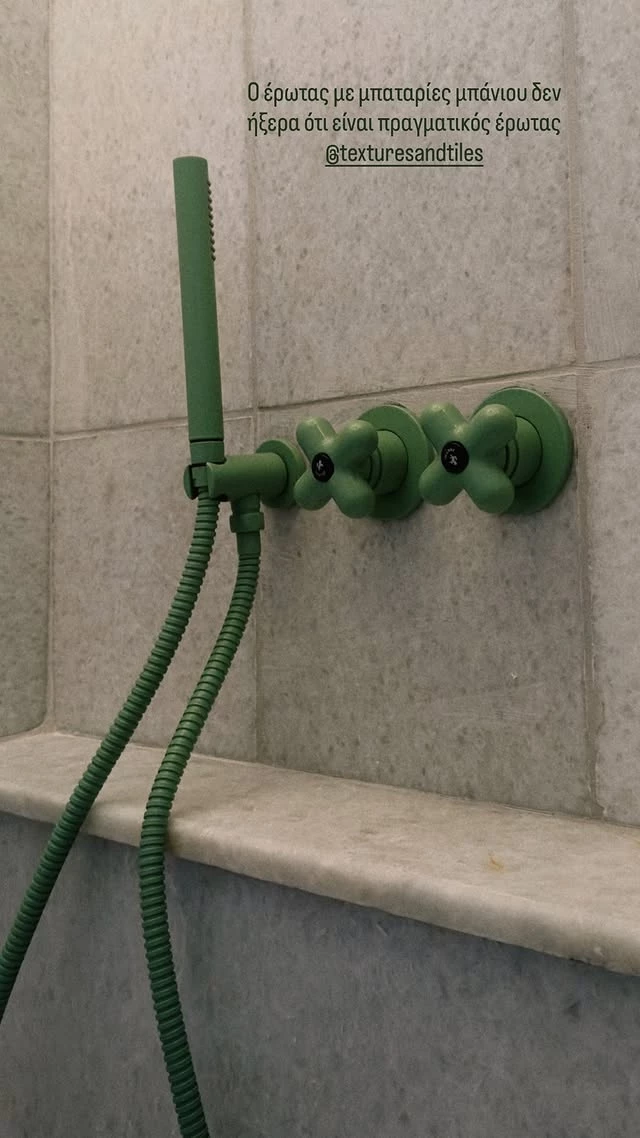 Η Μαίρη Συνατσάκη δείχνει το ανακαινισμένο μπάνιο της