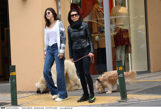 Η Μαρίνα Βερνίκου με ροκ εμφάνιση σε βόλτα με την πανύψηλη κόρη της, Ντεμήλια - Η καταπληκτική ομοιότητά τους