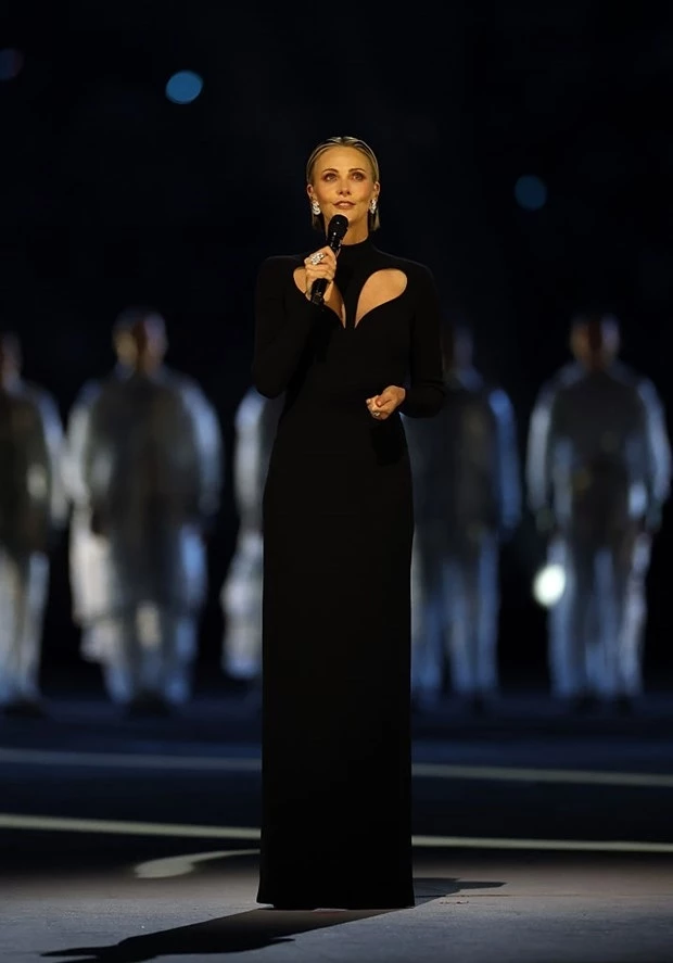 Charlize Theron | Το μήνυμα που έστειλε μέσα από το φόρεμά της στην τελετή έναρξης των Χειμερινών Ολυμπιακών Αγώνων του 2026