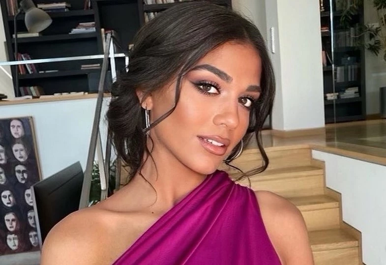 Η Μελίνα Νικολαΐδη με το Newspaper Dress που είχε φορέσει η Carrie Bradshaw στο Sex and the City