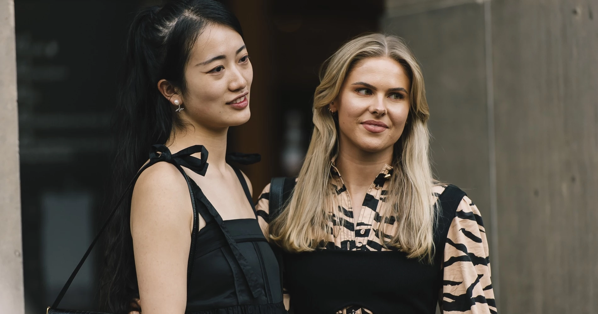 5 tops με φιόγκους από τη Regalinas για τις τελευταίες εμφανίσεις στο γραφείο πριν την άδεια