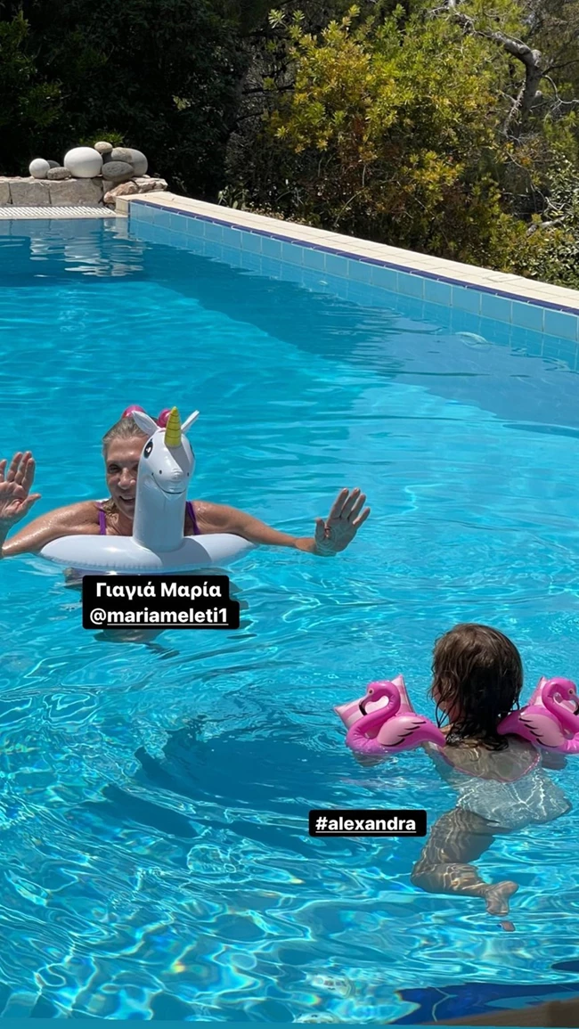 Ελεονώρα Μελέτη | Φωτογραφίζει την κόρη της να κολυμπά με τη μητέρα της στην πισίνα