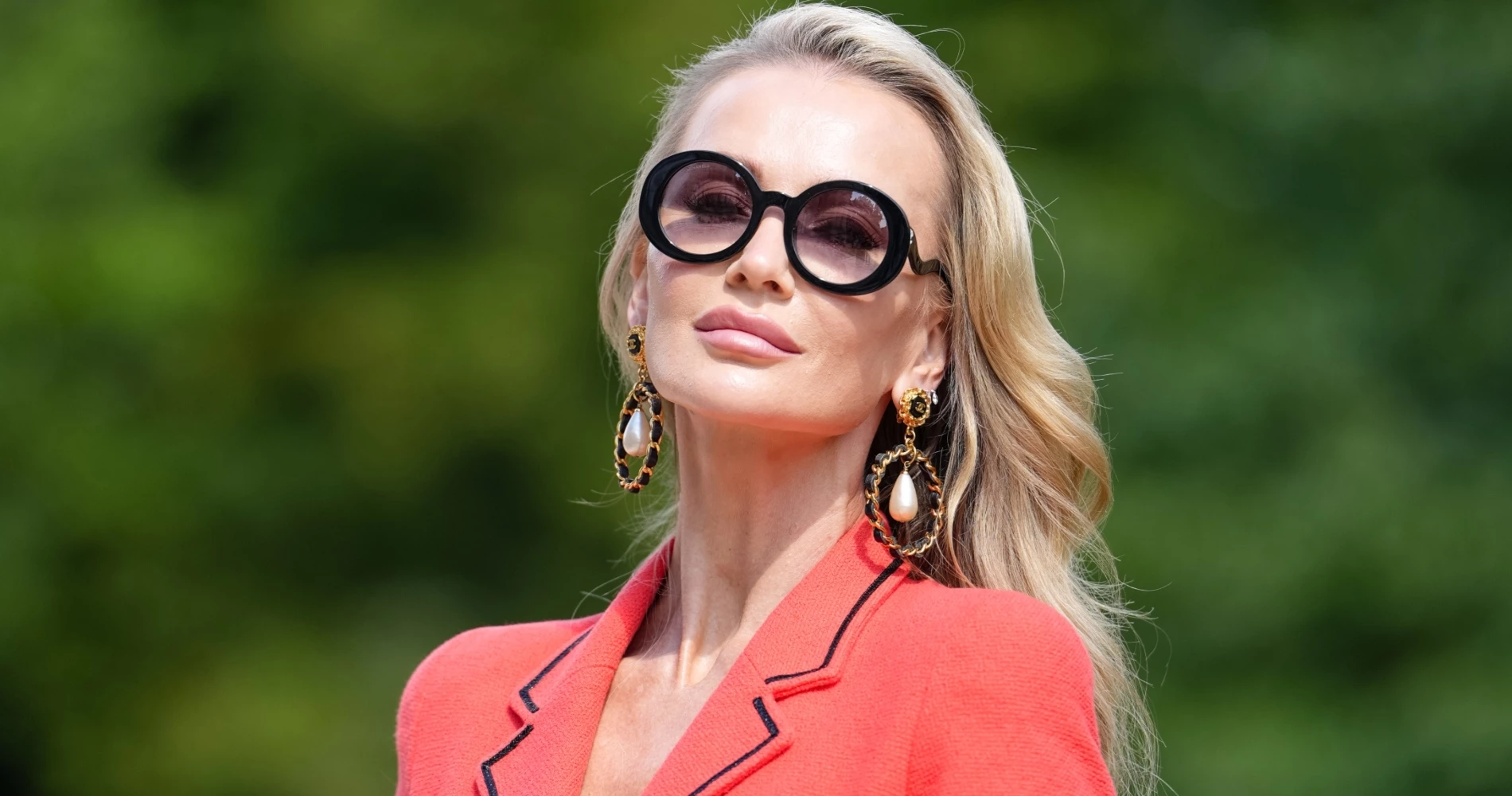 Highlighter όπως οι Γαλλίδες | Πού (και πώς) να το βάλεις για να δείχνεις φυσικά λαμπερή