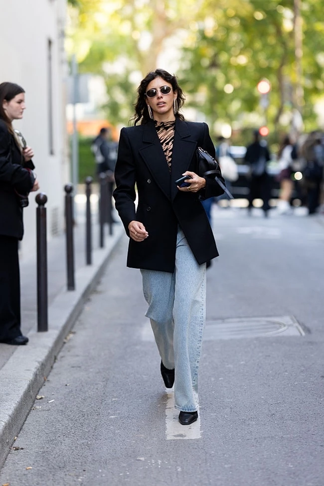 Με blazer και μαύρες γόβες