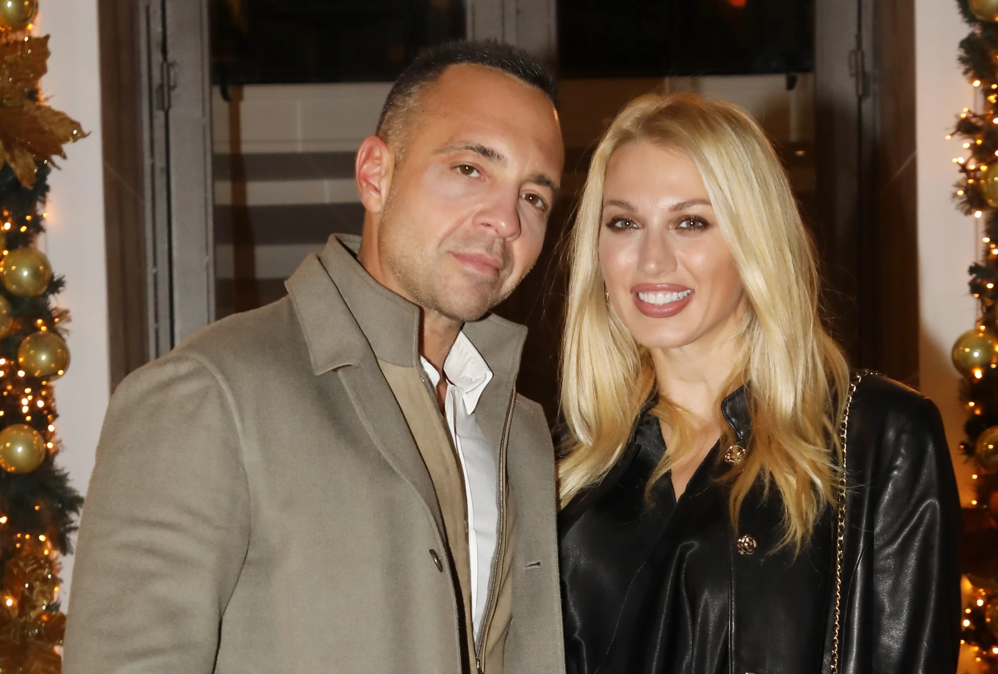 Κωνσταντίνα Σπυροπούλου | Η total black εμφάνιση στην πρώτη της χριστουγεννιάτικη έξοδο με τον Βασίλη Σταθοκωστόπουλο