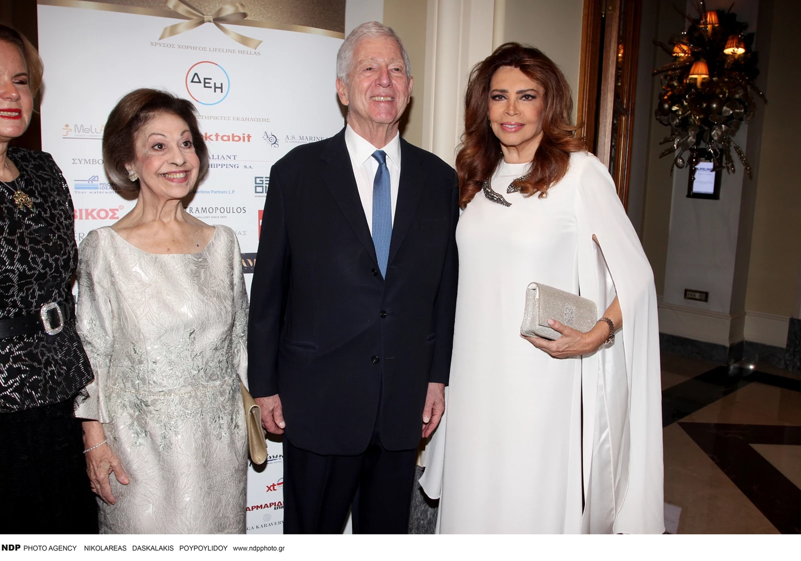 Μιμή Ντενίση | Grande εμφάνιση στα λευκά σε γιορτινό gala