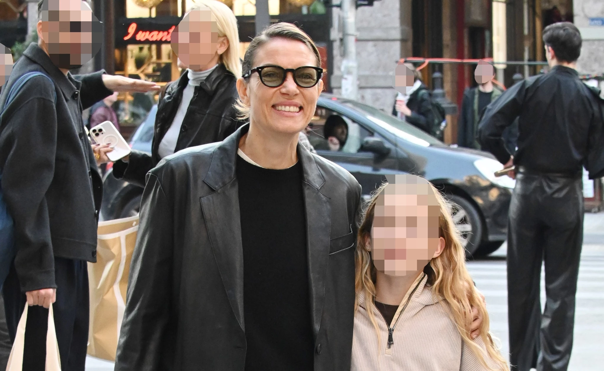 Βίκυ Καγιά | Αγκαλιά με την Μπιάνκα Κρασσά στο κέντρο της Αθήνας