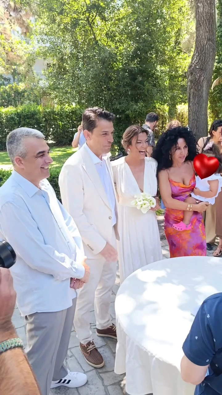 Πασίγνωστη δημοσιογράφος και νέα μαμά παντρεύτηκε τον σύντροφό της