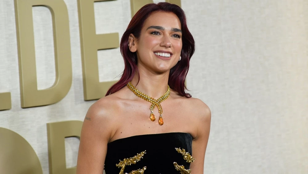 Η Dua Lipa αρνείται κατηγορηματικά ότι απέλυσε τον μάνατζέρ της μετά την υπογραφή του σε επιστολή ενάντια στο συγκρότημα Kneecap