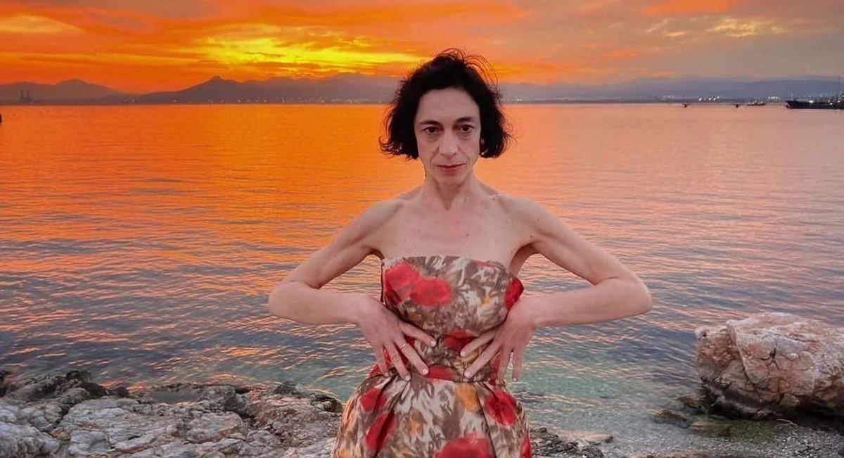 Όπως δεν την έχουμε ξαναδεί | Η Έλενα Τοπαλίδου με ξανθό καρέ και ασημί metallic κορμάκι