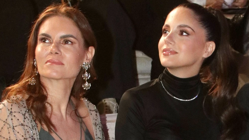 Άκρως καλοκαιρινή η Μιράντα Πατέρα | Με total white look στο κέντρο της Αθήνας