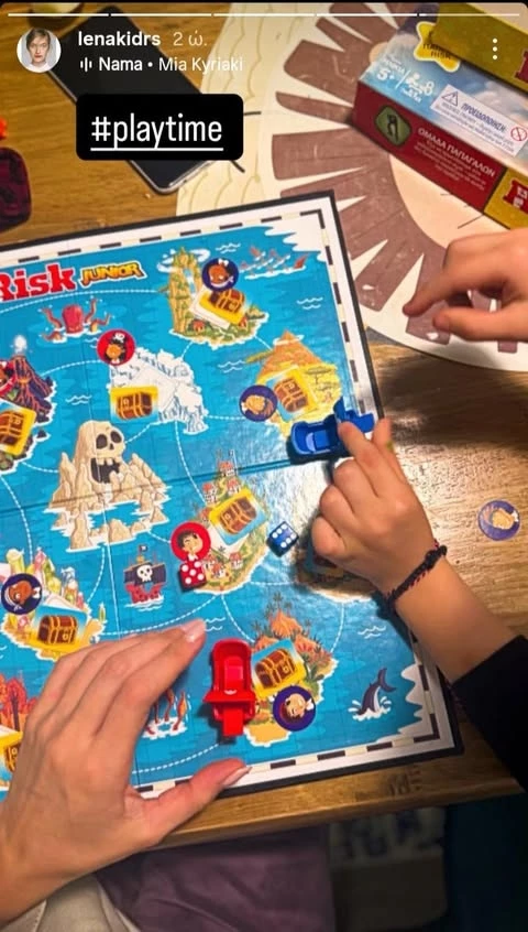 Η Λένα Δροσάκη παίζει επιτραπέζια με τον Αναστάση