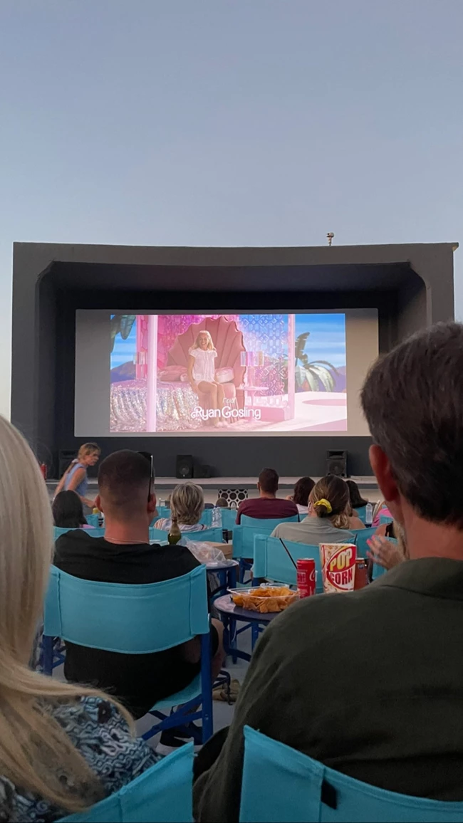 Η Μαρία Ολυμπία Γλύξμπουργκ πήγε θερινό σινεμά μαζί με τους γονείς της | Η γλυκιά φωτογραφία από τις διακοπές τους στην Ελλάδα