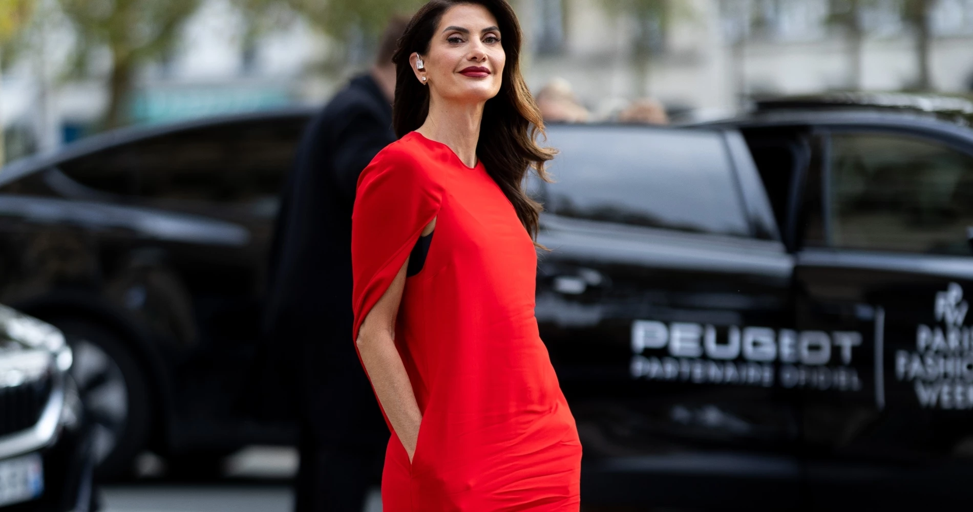 Yes to tomato red | Αυτό το λινό φόρεμα από τη Mango είναι στη ζωηρή απόχρωση που θα μας απασχολήσει την άνοιξη