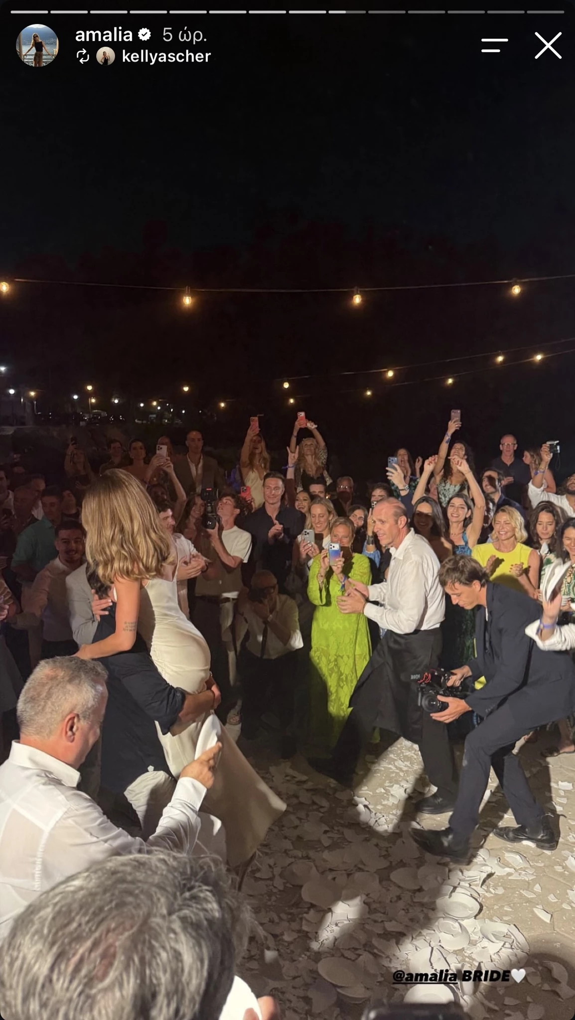 Η Τζένη Μπαλατσινού με κίτρινο maxi φόρεμα στο ελληνικό γλέντι για το γάμο της Αμαλίας Κωστοπούλου