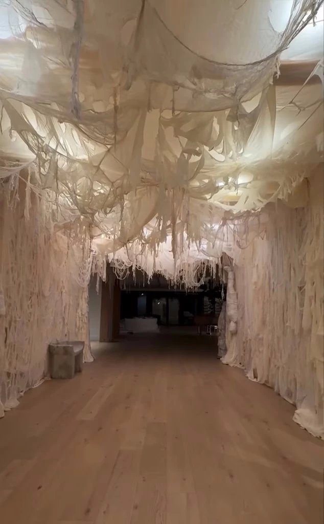 Kim Kardashian | Η διακόσμηση του σπιτιού της για το Halloween είναι ό,τι πιο spooky είδαμε