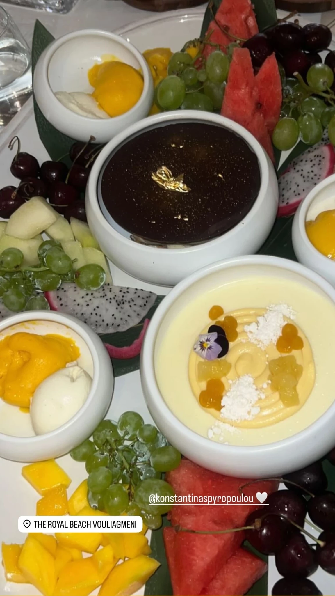 Κωνσταντίνα Σπυροπούλου | Με mini navy blue φόρεμα στην Αθηναϊκή Ριβιέρα