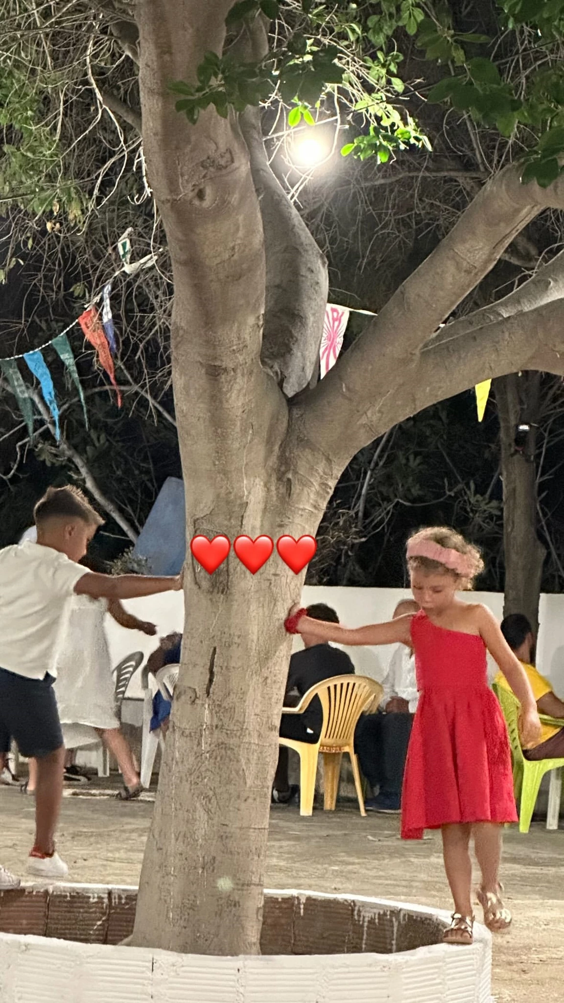 Κλέλια Ρένεση | Φωτογραφίζει την κούκλα κόρη της, Κοραλία στην Τήλο