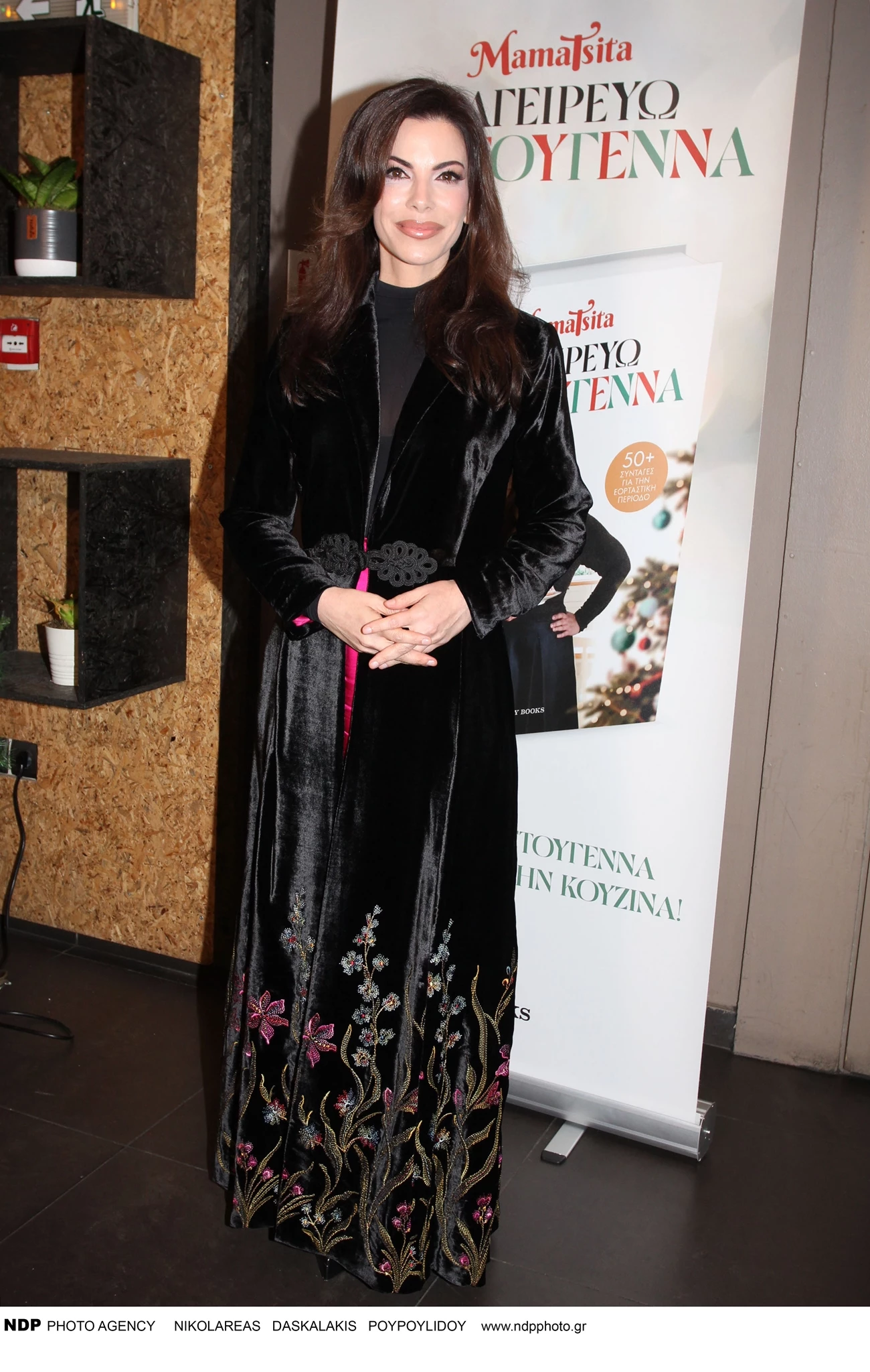 Αντελίνα Βαρθακούρη | Σε βραδινή έξοδο με βελούδινο μακρύ παλτό με λουλούδια