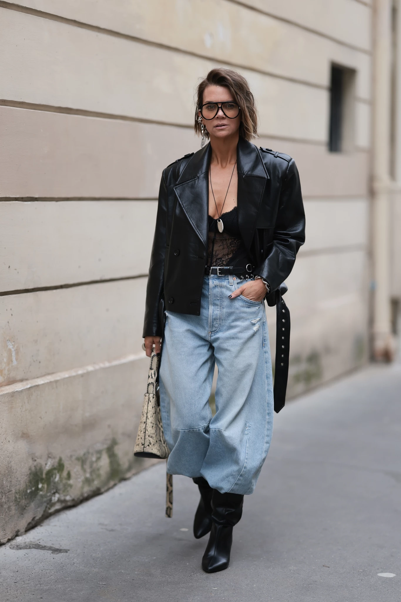 baggy jeans biker jacket Το τζιν που θα θέλεις να φοράς κάθε μέρα