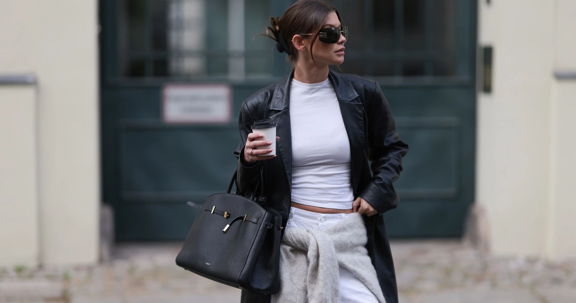 Fab Five | 5 stylish looks που μπορείς να δημιουργήσεις με τo λευκό t-shirt το φθινόπωρο
