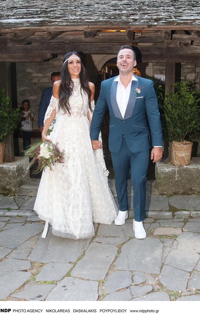 Η Ανθή Βούλγαρη ήταν μία άκρως ανατρεπτική νύφη | Η τολμηρή επιλογή παπουτσιών και το έντονο μακιγιάζ