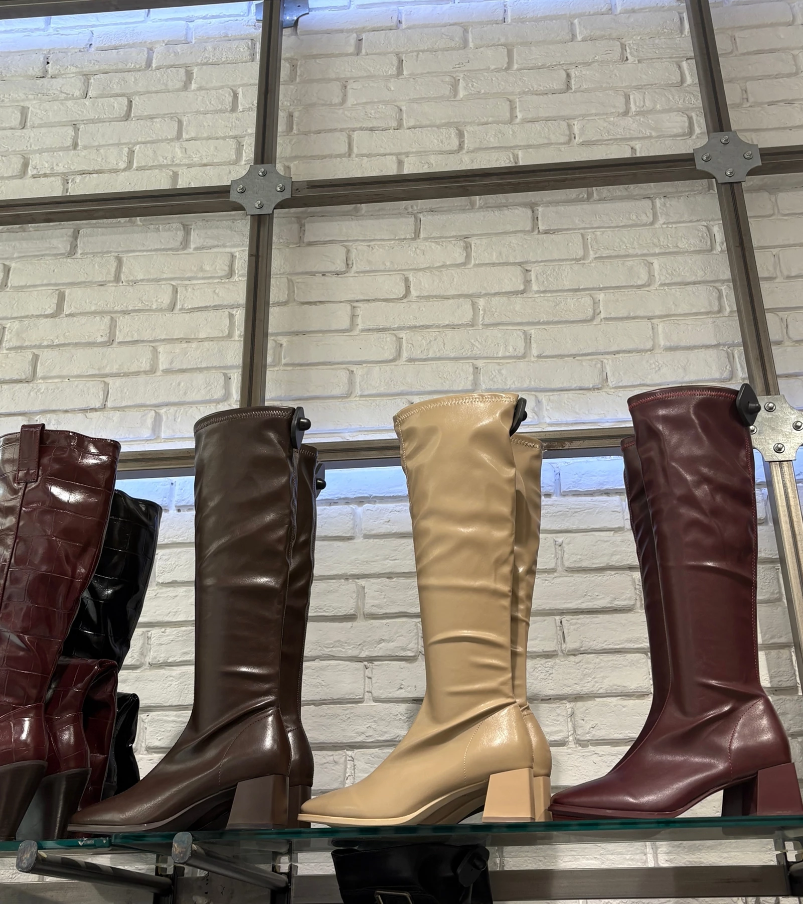 Πήγα μία βόλτα στα καταστήματα και βρήκα τις ωραιότερες μπότες που θα φορέσεις τον χειμώνα