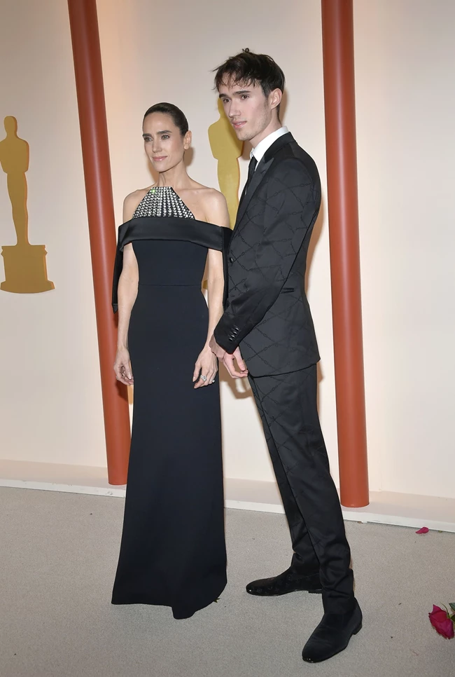 Oscars 2023 | Η Jennifer Connelly εμφανίστηκε στα βραβεία με τον κούκλο γιο της