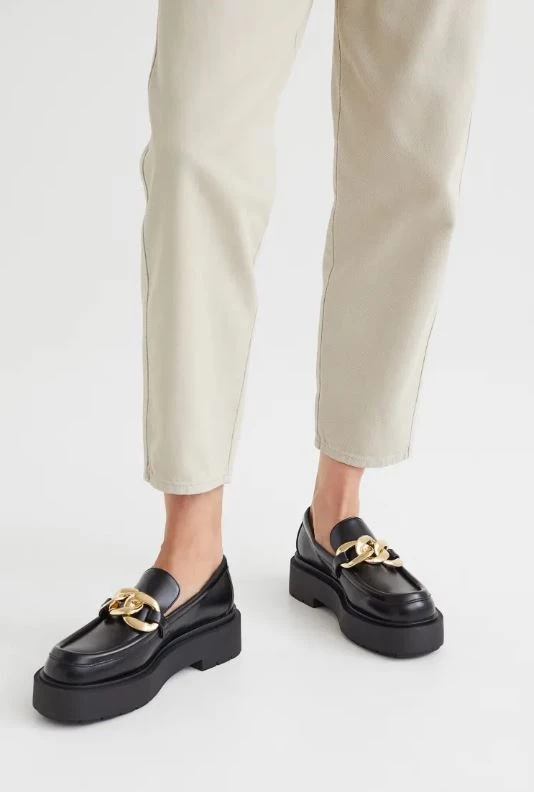 Τα loafers της H&M που έχουν γίνει ανάρπαστα