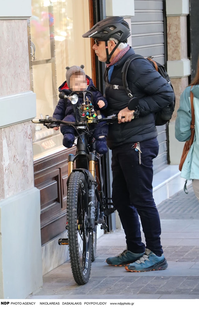 Ο πιο καλός μπαμπάς | Ο Χάρης Χριστόπουλος έκανε ποδήλατο με τον 10 μηνών γιο του, Νικόλα