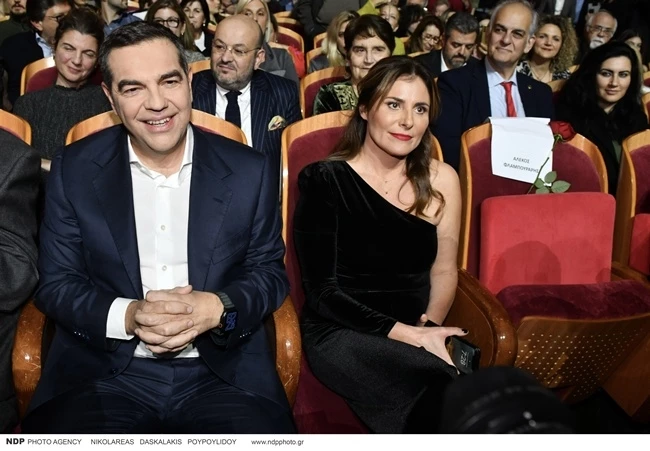 Η Μπέττυ Μπαζιάνα με βελούδινη one shoulder ολόσωμη φόρμα σε σπάνια εμφάνιση