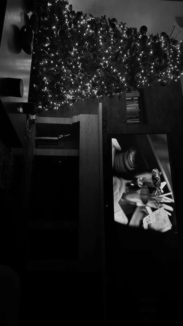 Ο Άγγελος Λάτσιος στο στολισμένο σαλόνι του