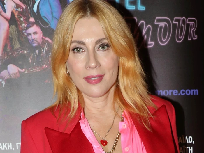 Η Σμαράγδα Καρύδη με κόκκινο κοστούμι | Το colour blocking που δημιούργησε