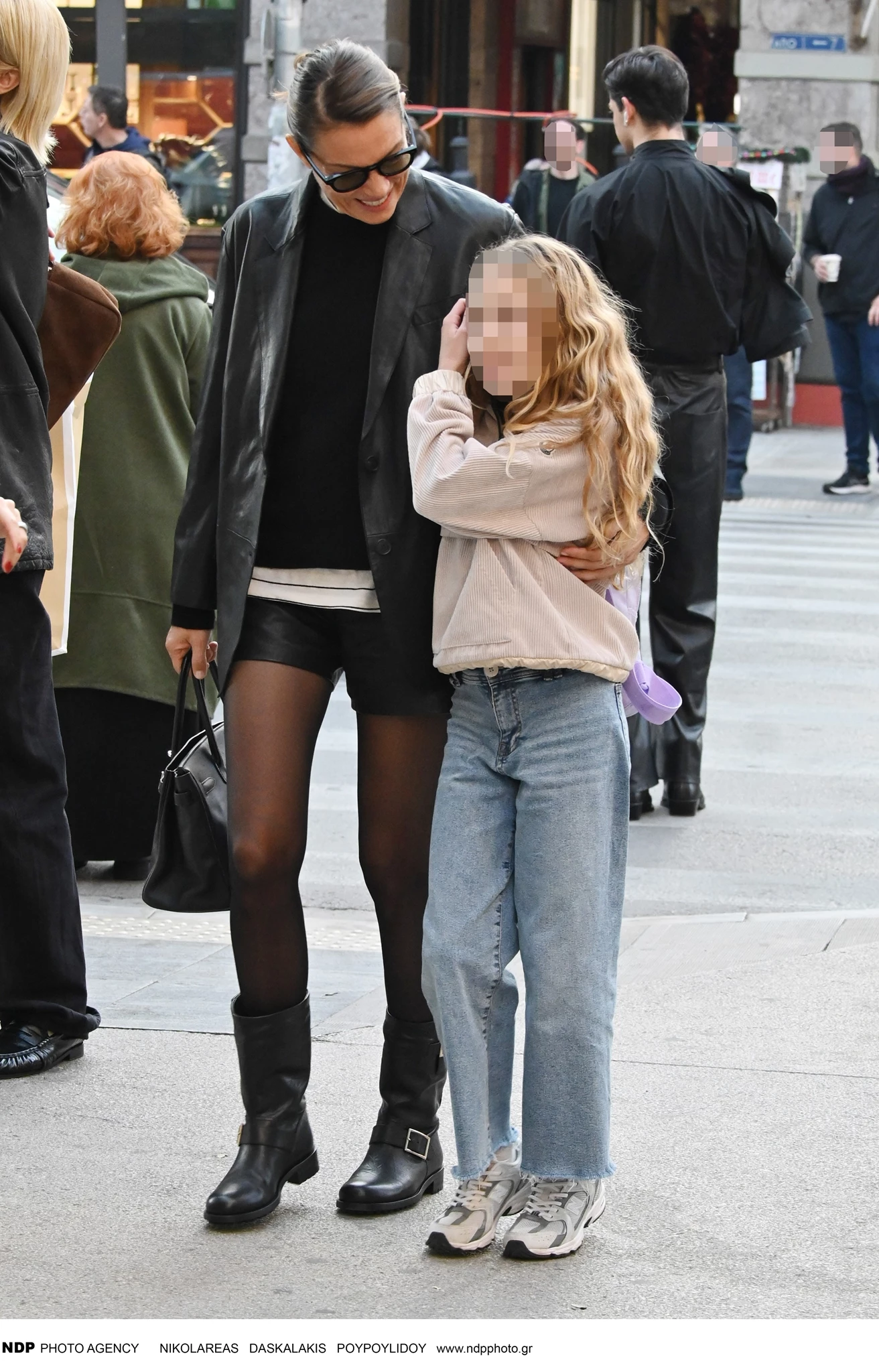 Βίκυ Καγιά & Μπιάνκα Κρασσά σε βόλτα στο κέντρο