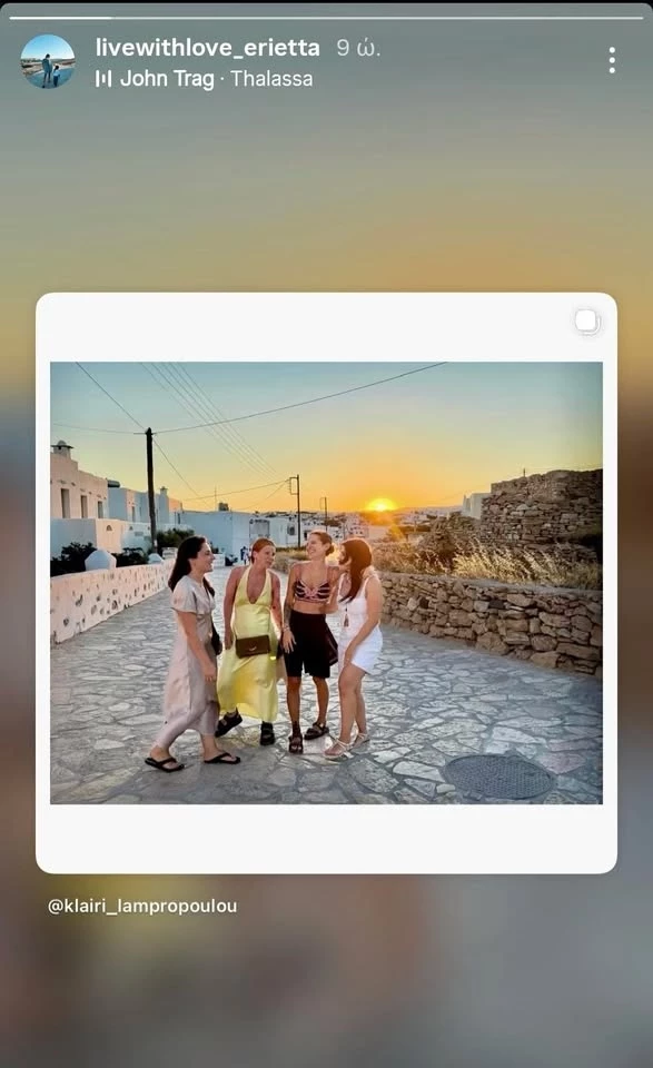 "Σαν κοριτσάκι" | Η Εριέττα Κούρκουλου Λάτση με mini floral φόρεμα & πλεξούδες στα Κουφονήσια