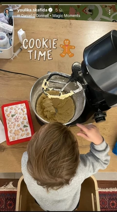 Η Γιούλικα Σκαφιδά στην κουζίνα με τον γιο της