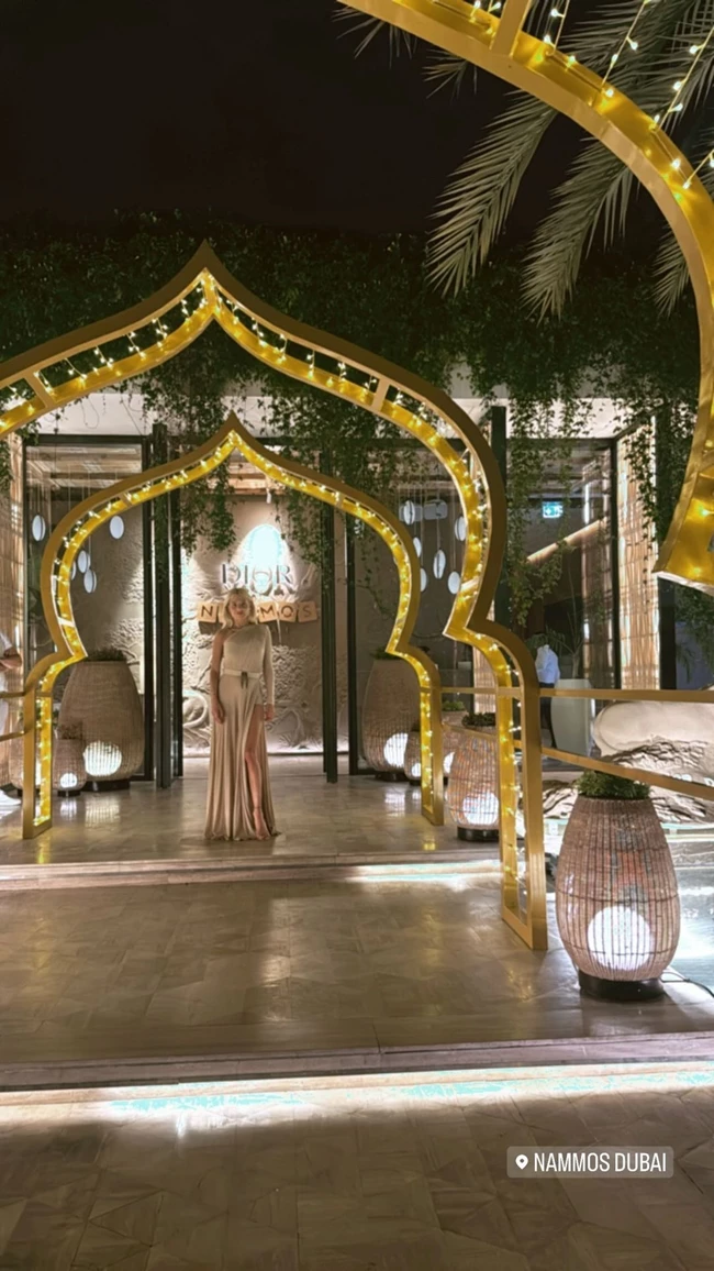 Η Φαίη Σκορδά ταξίδεψε στο Ντουμπάι | Η chic εμφάνιση με το εντυπωσιακό one shoulder φόρεμα