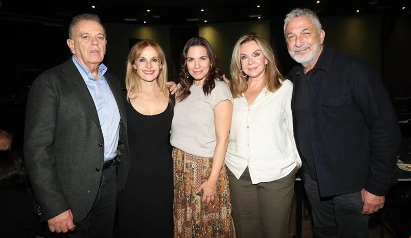 Κώστας Τσιτσάνης, Ηρώ Σαΐα, Όλγα Κεφαλογιάννη, Αγάπη Πολίτη, Ξενοφών Ραράκος. στο θεάτρο Άλσος