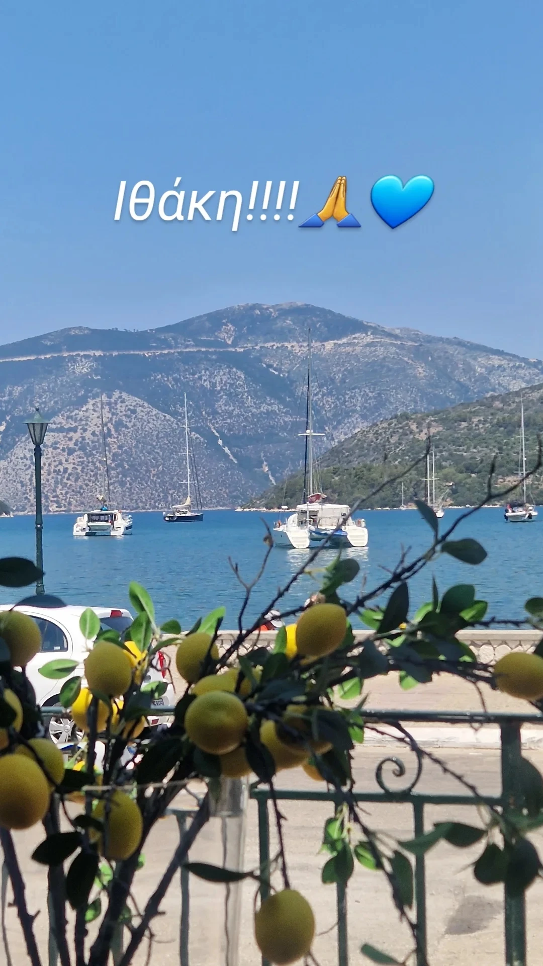 Με αέρινο φόρεμα στην Ιθάκη η Άντζελα Γκερέκου | Πάντρεψε φιλικό της ζευγάρι