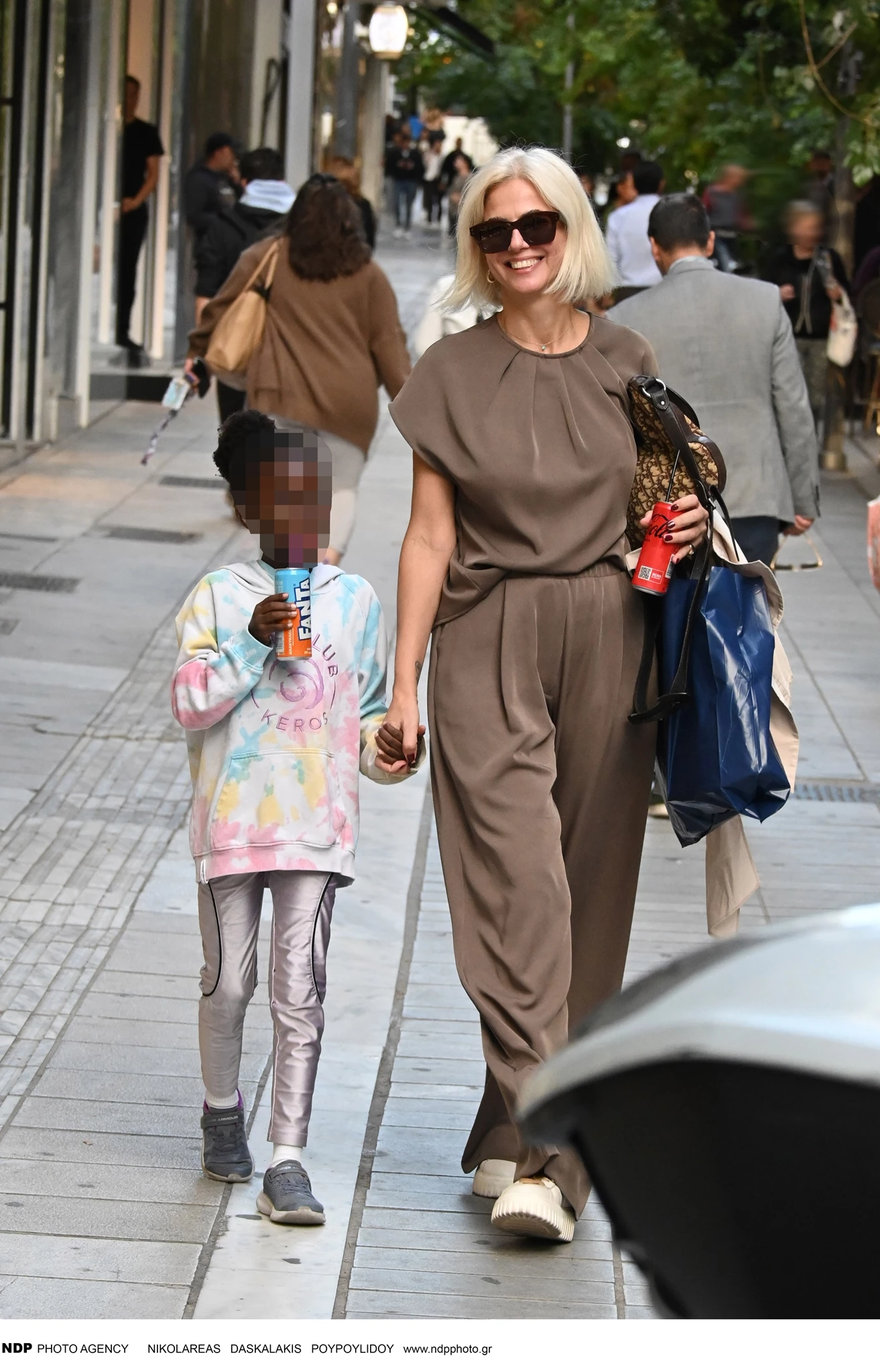 Η Χριστίνα Κοντοβά με την κόρη της στο κέντρο της Αθήνας