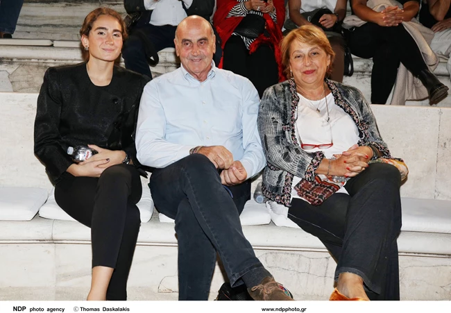 Η Παυλίνα Βουλγαράκη στο Ηρώδειο μαζί με τους γονείς της και την πανέμορφη αδερφή της, Χάρις Βουλγαράκη