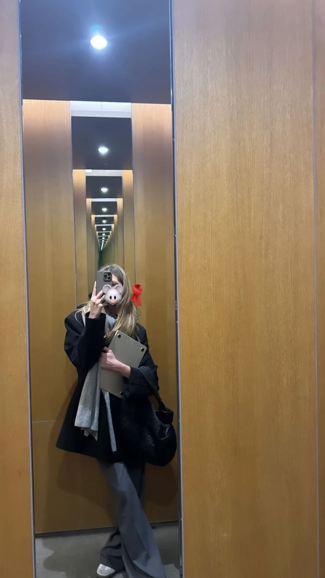 Από meeting σε meeting η Αμαλία Κωστοπούλου | Το outfit που επέλεξε είναι το ιδανικό για μια μέρα στο γραφείο