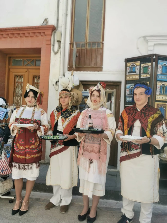 Οδοιπορικό στη Χίο | Το πιο νόστιμο γλυκό τριαντάφυλλο, τα παραμυθένια χωριά και τα ζεστά χαμόγελα των ντόπιων