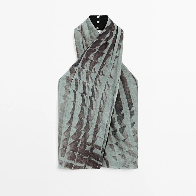 Εμπριμέ τοπ με κρουαζέ ντεκολτέ