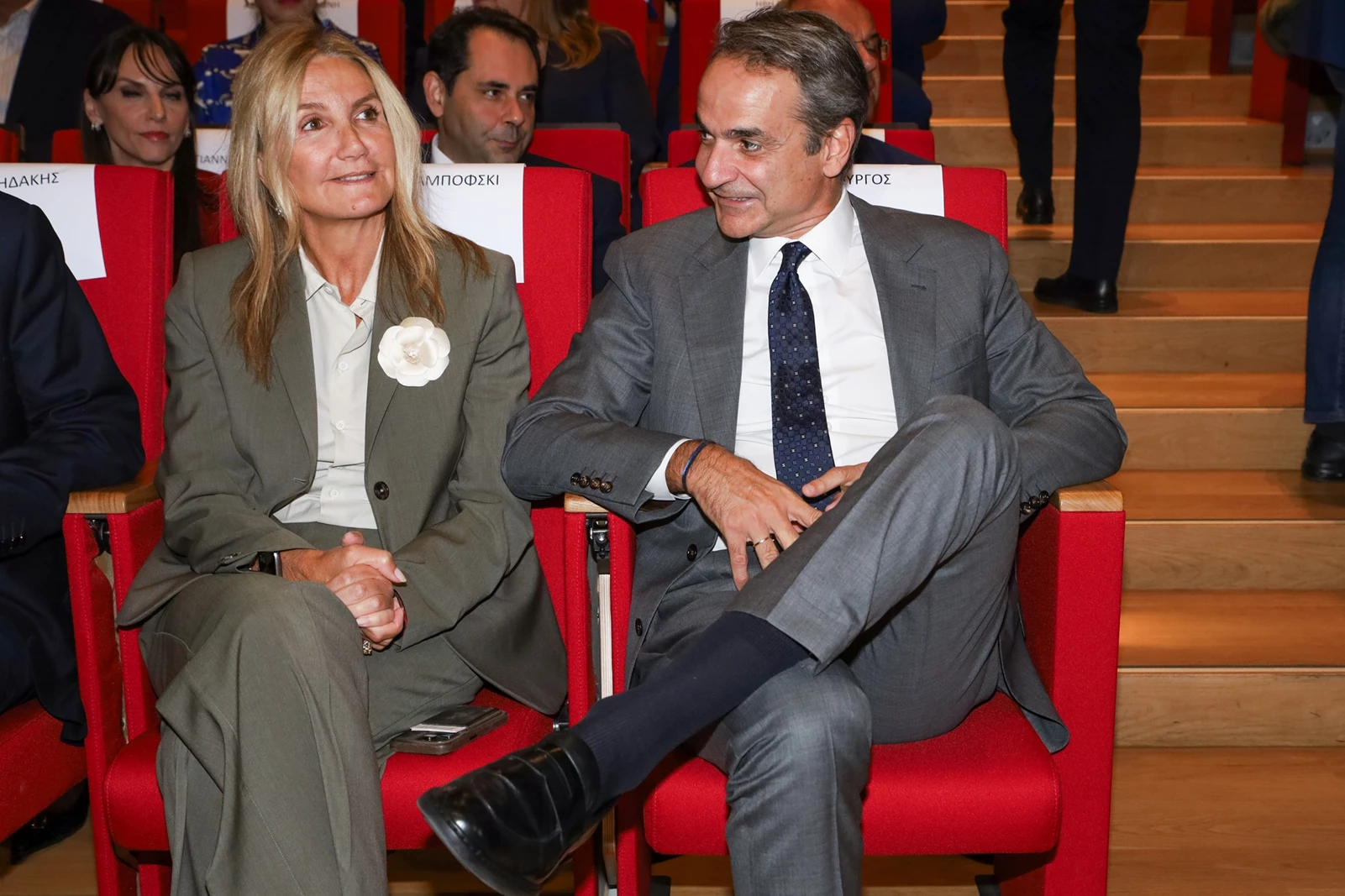 Μαρέβα Μητσοτάκη με κλασικό κοστούμι