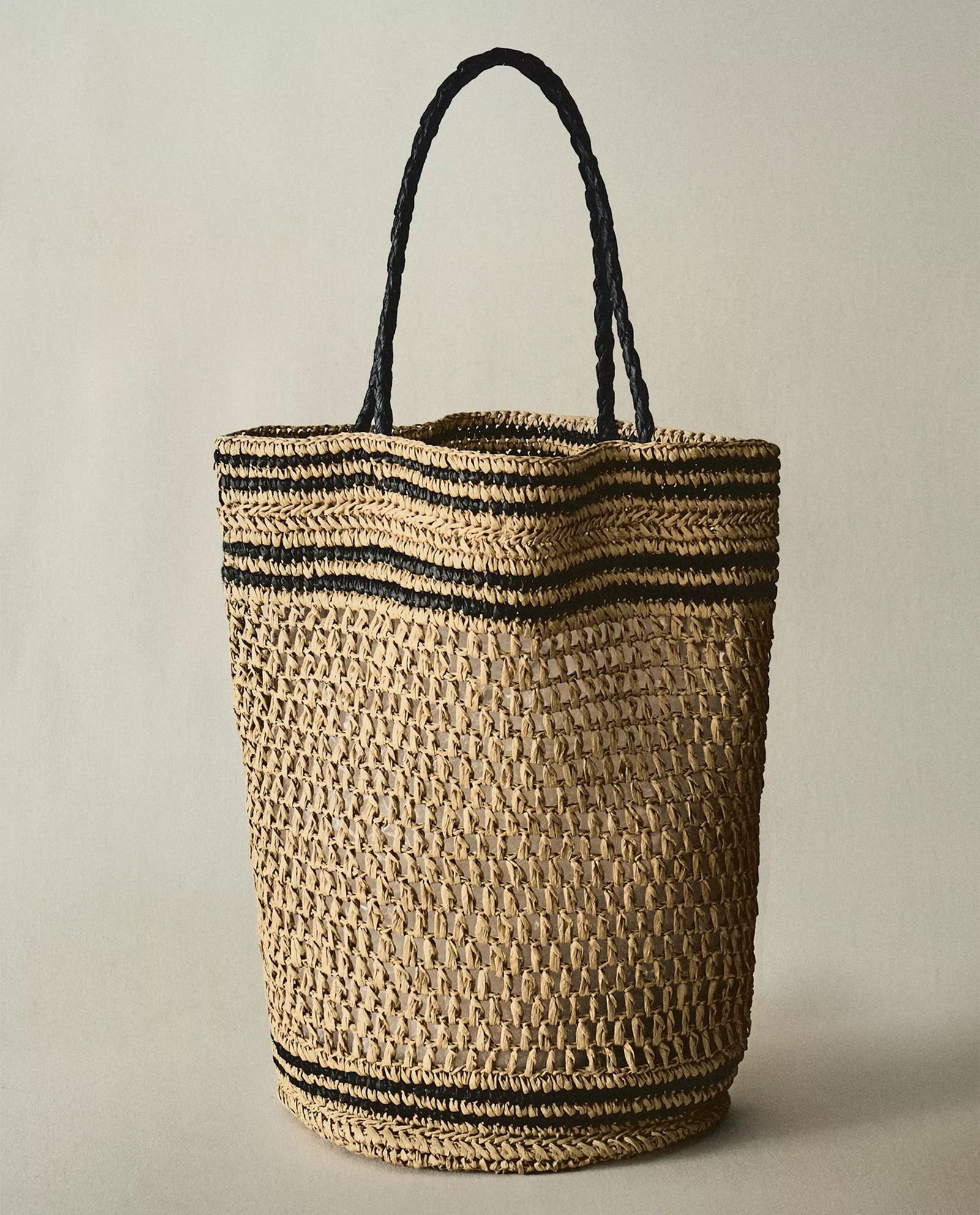 Η ευρύχωρη ψάθινη τσάντα από τη Zara Home που θα κρατήσεις τους επόμενους μήνες